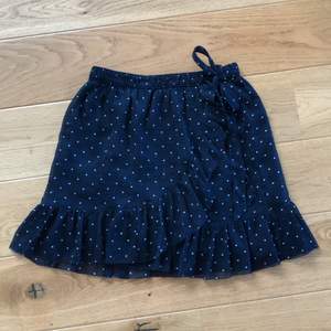 Jättesöt prickig kjol! Använd ett fåtal gånger men säljer för den är för liten:(