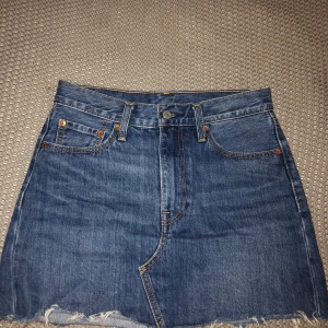 Levis Kjol, storlek 26 - Säljer denna jättefina jeanskjol från Levis då den tyvärr blivit för liten för mig:( Den är i fint skick och endast använd ett fåtal gånger. Nypris 600 kr, säljer den för 300 kr ✨köparen står för frakten✨
