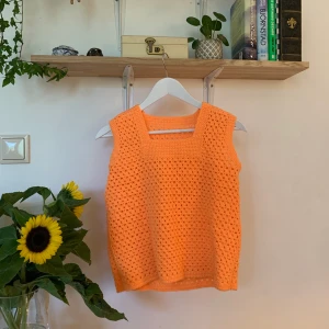 Virkad topp - Topp som jag virkat själv! Så fin lysande orange färg. Frakt tillkommer på 55kr🌼