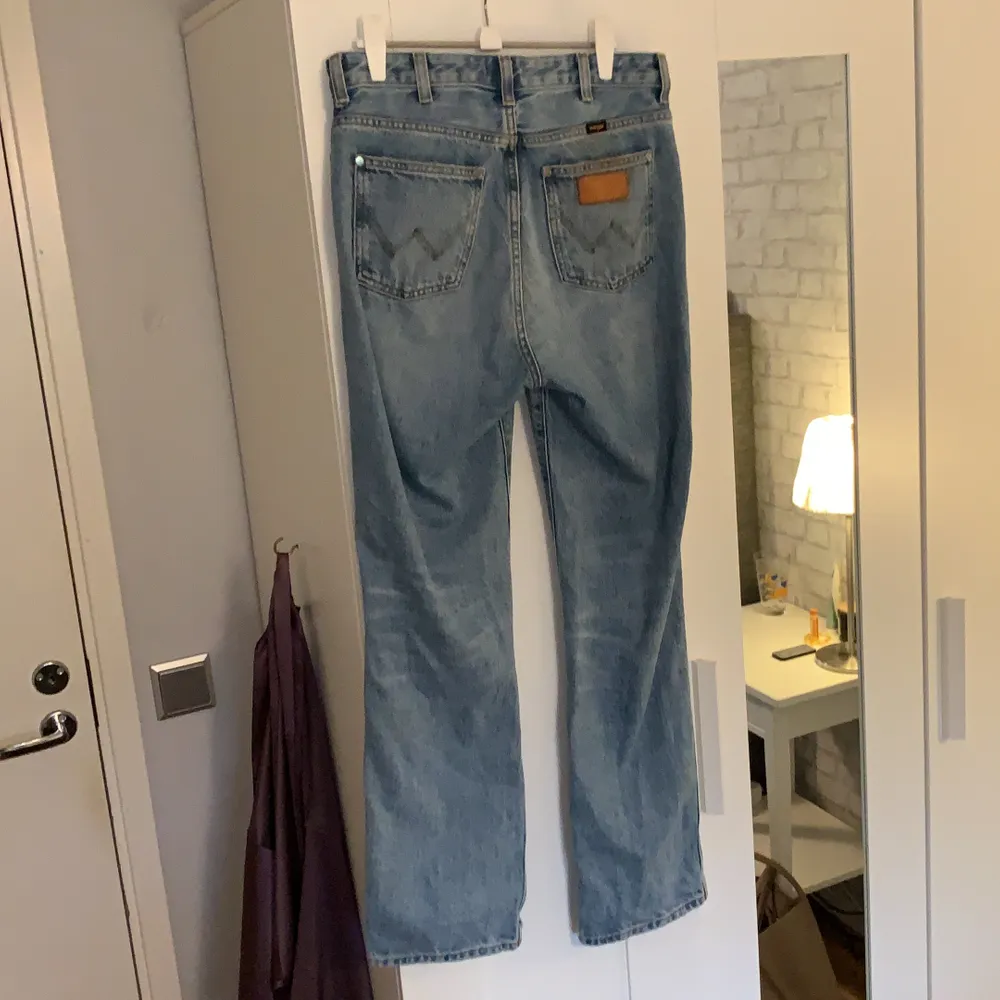 Grymt snygga jeans från Wrangler med rejäla slitningar, storlek 27/32! Jag skulle säga att dom är lite små i storleken då jag själv brukar ha 27 i midjan men tycker dessa sitter lite för tajt på mig, det är därför jag säljer dom. Endast använda 2 gånger. Ena fästet på en hälla har släppt, men det går lätt att sy ihop om man vill det! 👖. Jeans & Byxor.