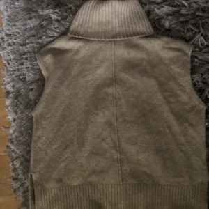 Väst med krage  - Beige Väst med krage från hm, oversize 