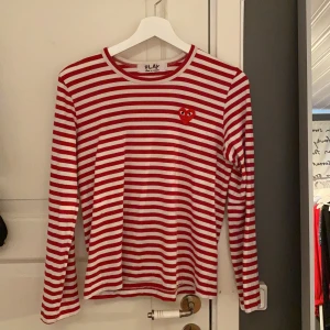 Comme des Garçons Play tröja - Säljer min Comme des Garçons Play tröja i storlek M då jag ej använder den, är mer som en S i storleken, köparen står för frakten om det behövs. Pris kan diskuteras