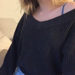 Stickad tröja  - Detta plagg är offshoulder men man kan ha den på lite olika sätt, kan mötas i Stockholm områden🥰 startbud:100 exl frakt