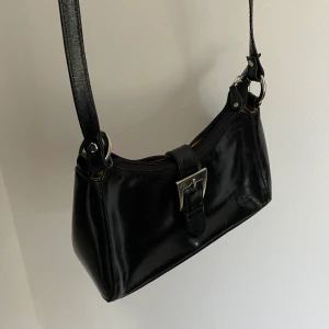 Svart trendig väska  - Astrendig och störtsnygg väska! Frakt tillkommer, kan även mötas i Stockholm, buda! 