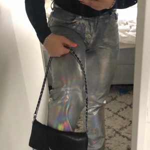 Regnbågsbyxor från zara - Säljer mina populära regnbågsbyxor från Zara som är helt slutsålda. De är i storlek 38 och är använda ca 2 gånger, så de är i stort sett helt nya. Buda eller köp direkt för 450, frakten ingår. 