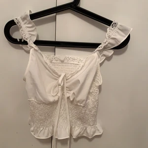Vit topp - Plagget är i nyskick och är i storlek S. Den är stretchig så skulle kunna passa en M oxå. Skriv för intresse. Frakten ligger på +22kr