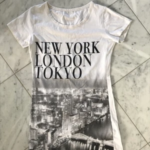 Cool t-shirt - Lång och tight t-shirt med coolt motiv. Fungerar även som en kort klänning. Mycket gott skick, knappt använd. Märket är okänt. 