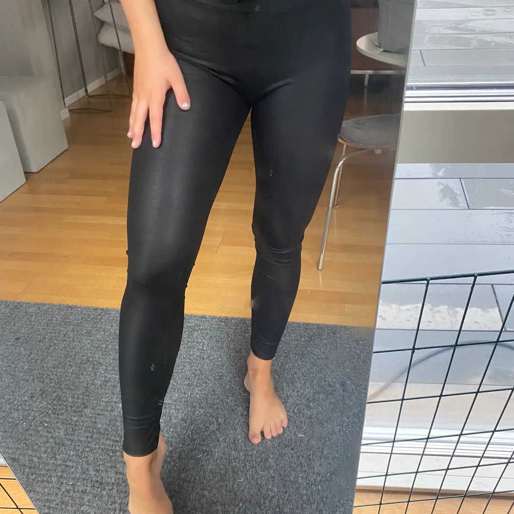 Coated leggings, skitsnygga tillsammans med en lite oversized t-shirt. Använde ytterst få gånger. Priset ligger på 60kr+ frakt på 39. Jeans & Byxor.