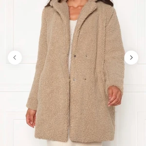 Teddy jacka - Perfekt nu till hösten. Beställde denna i 2 olika storlekar för att se vilken som passa mig bäst nu när jag är gravid & nu har sambon slängt retur lappen haha. HELT oanvänd, ligger kvar i påse och har alla lappar och kvitton kvar. NYPRIS: 749kr