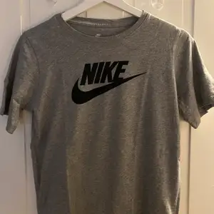Supermjuk och fin Nike t-shirt i storlek XL, passar mer som en M/L. Inte kommit till användning. Går att använda både vardagligen samt till träning. 🌟