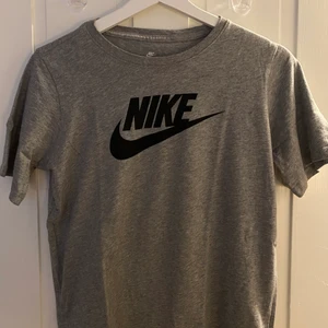 Grå Nike t-shirt strl XL - Supermjuk och fin Nike t-shirt i storlek XL, passar mer som en M/L. Inte kommit till användning. Går att använda både vardagligen samt till träning. 🌟