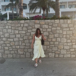 Klänning - Säljer denna superfina gula omlottklänningen från h&m! Den är i nyskick och superfin!