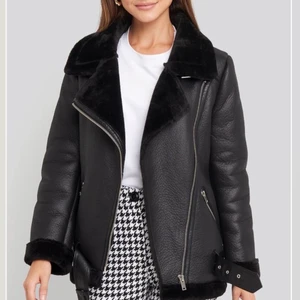 as snygg vinter/höst jacka!  - säljer pågrund av att det inte är min stil, den är aldrig använd! ursprungspris 1000:-  men jag säljer för 700 plus frakt! Eller att vi möts upp i växjö! Frakt ingår i priset