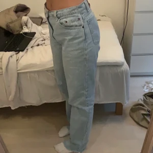 Vintage Levis jeans - Säljer vidare dessa perfekta vintage Levis jeansen då de inte riktigt passade mig (lånade bilder, hon på bilden är 170) stl 30/36 men passar s/m. Om många är intresserade blir det budgivning, budet ligger just nu på 650 med frakt