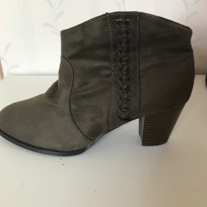 Mockaskor med flätdetalj - Bruna mockaskor med vacker flätdetalj✨ Använda men endast slitna på undersidan Platåhöjd: 0,5cm. Klackhöjd: 6,5cm.✨ Dem har legat i en garderob så det är damm och inte fläckar på skorna✨