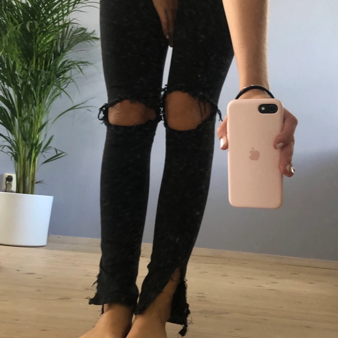 Svarta jeans med hål och slits  - 90