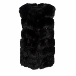 Pälsväst - Fake-pälsväst från Chelsea köpt 2018 för 400kr. Säljer pga att det inte är min stil längre. Har endast testat den så den är som ny! Den är liten i storleken så jag skulle säga att den passar XS-L. 200kr + frakt. Bilder lånade från @chelseakungsgatan