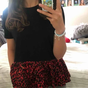 T-shirt - T- shirt från Zara med cool leopard detalj❣️du står för ev frakt