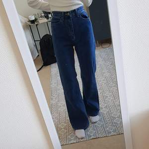 Ett par blå jeans i storlek S. Kommer tyvärr inte ihåg vart jag köpt dem. Rätt så tunnt jeanstyg i 100 bomull och kvalitén känns väldigt bra! Säljer då de är för stora och för långa för mig. Knappt använda och som nya. Jag är 160cm lång. Kan skicka spårbart för 63 kr.