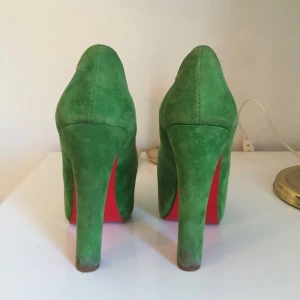  - Gröna Christian Louboutin pumps i mocka
