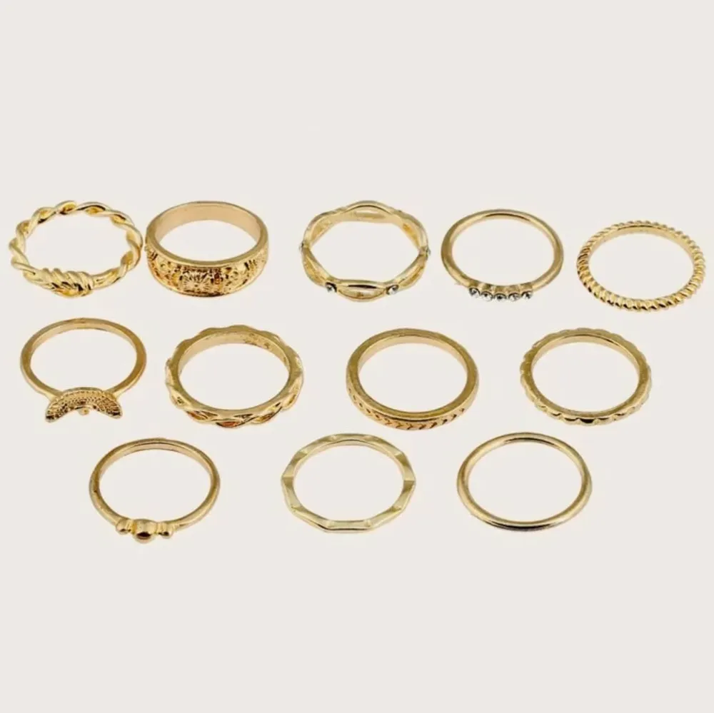 12 superfina guld ringar! I orginal förpacking. . Accessoarer.