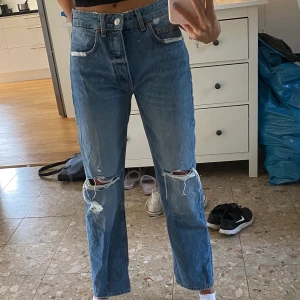 Vida jeans med hål - Jag säljer dessa asballa jeans med hål från zara eftersom de är lite stora på mig. De är andvända ett fåtal gånger och är därför i fint skick. Midjan är mid Rise. Köpta för 400kr men säljs för 180kr+frakt💕 hör av dig om du är intresserad⚡️
