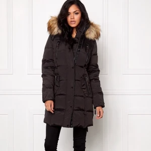 Rock and blue arctica parka - Riktigt varm vinterjacka från rock and blue i strl 36. Äkta pälskrage och päls i luvan som går att ta bort. Nypris 5300 säljer för endast 600 då jag behöver bli av med den. (Jackan är svart, ser ljusare ut på bilderna). Kan mötas i Göteborg, annars står köparen för frakt💫