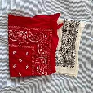 Scarf - Två superfina scarfs som är köpta för ca 2 år sen men använda någon gång bara. Bra skick! Går att köpa bara ena, 70kr är för båda. Köparen står för frakt!