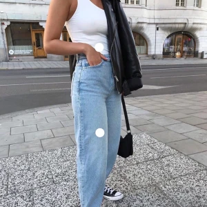 Slouchy Mom Jeans - Säljer dessa jeansen eftersom att jag tröttnat på dem. Ordinariepris 549 kr. Dem är verkligen jättesköna! Jag är 170 cm lång. Dem är inte lika små i midjan som vid inköp. Köparen står för frakten!