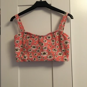 Crop top  - Säljer två crop tops i jätte fint skick😊 de kostar 25kr/st.❌ Blå såld ❌