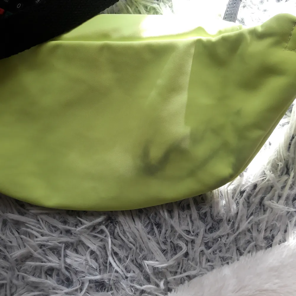 Neongul magväska från Veromoda. Fint skick, dock en missfärgning på baksidan (se bild), inget som syns vid användning. . Laukut & Käsilaukut.