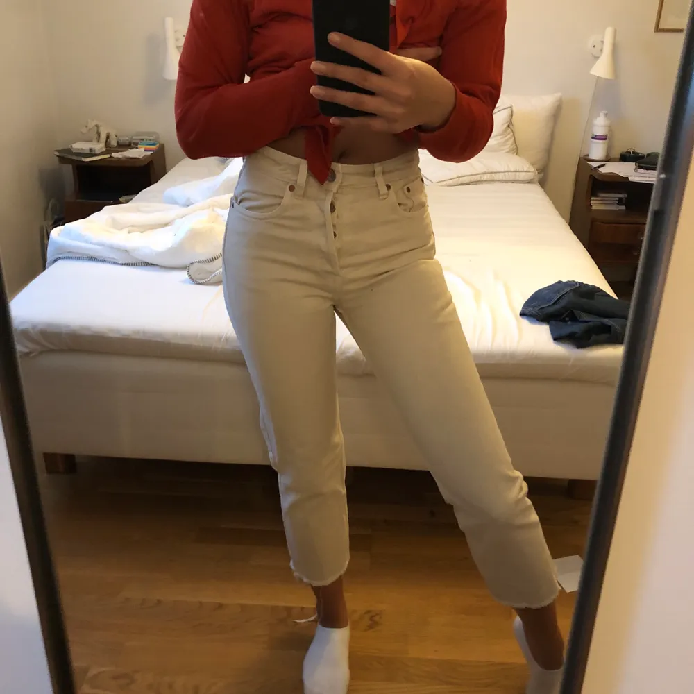 Beiga jeans från Zara. Använda ca 5 gånger så de är i fint skick! Säljer då jag inte gillar hur dom sitter på mig. Jag är 172 och det är storlek 36. Köpare står för frakt! Vill ni ha fler bilder är det bara att skriva.. Jeans & Byxor.