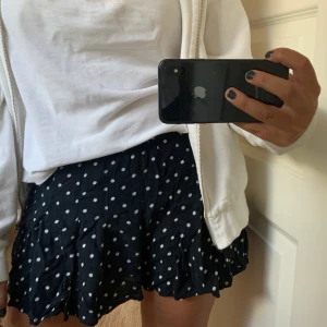 Kjol / shorts - Super söt kjol / shorts i en marinblå / svart färg. Storlek XS från hollister. Använder ej pga för liten tyvärr. Jag står för frakten!