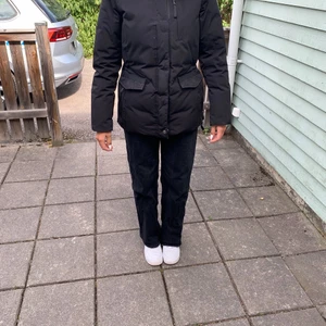 Hollies jacka storlek 38  - Säljer min 1 års gamla  hollies jacka, inte använd så många gånger och är i  bra skick. Säljer den för att jag inte känner att jag har någon användning av den längre. Ny pris 4000kr. Säljer för 2000 + frakt. Pris går att diskuteras 