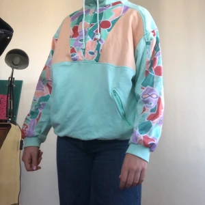 Ascool tröja?? sweatshirt?? - Supercool tröja från humana som inte har kommit till användning:(((( Den är verkligen as snygg men har tyvärr några slitningar som jag inte märke när jag köpte den ( se bild 2&3). Säljer för 180kr inklusive frakt💕💓👍🏼