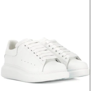 Alexander Mcqueen - Säljer ett par A-kopior Alexander Mcqueen skor! En del använda men i bra skick💜