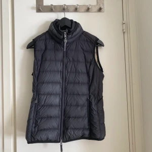 Svart Parajumper väst, dam - Parajumper väst i storlek S, köpte på johnells förra året för 2799 kr. Säljer den nu för ganska billigt pris då innerfickan tyvärr har gått sönder och har ett litet hål i sig men inget som syns när västen sitter på. Tvättas innan om man vill köpa. 