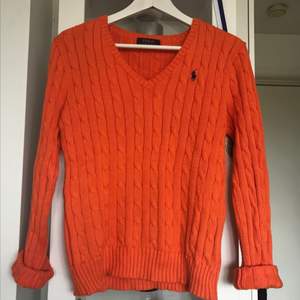 Ralph Lauren tröja i nyskick, storlek 36-38. Färg orange 200 kr gäller, frakt tillkommer på 83 kr