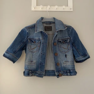 Jeansjacka - Superfin jeansjacka från Only, kortare i modellen och även men kortare ärmar. 