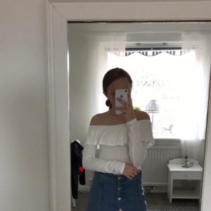 Off shoulder tröja med volang - Fin off shoulder tröja med volang från Gina tricot