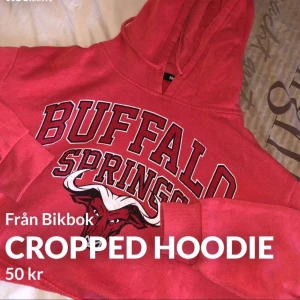 Cropped hoodie från BIKBOK - Cropped hoodie från bikbok. Mitt pris: 50kr + frakt 