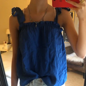 Topp - Säljer mina blå topp ifrån hm köpt för nåra veckor sen, använd 3 gng💜 skriv privat för fler bilder