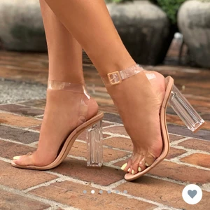 GLASS SLIPPER FASHION NOVA - Säljer mina klackskor från FASIONOVA för de va för små, helt oanvända. Kunde inte lämna tillbaka för dyr tull att betala. Minsta belopp 250 frakt ingår INTE