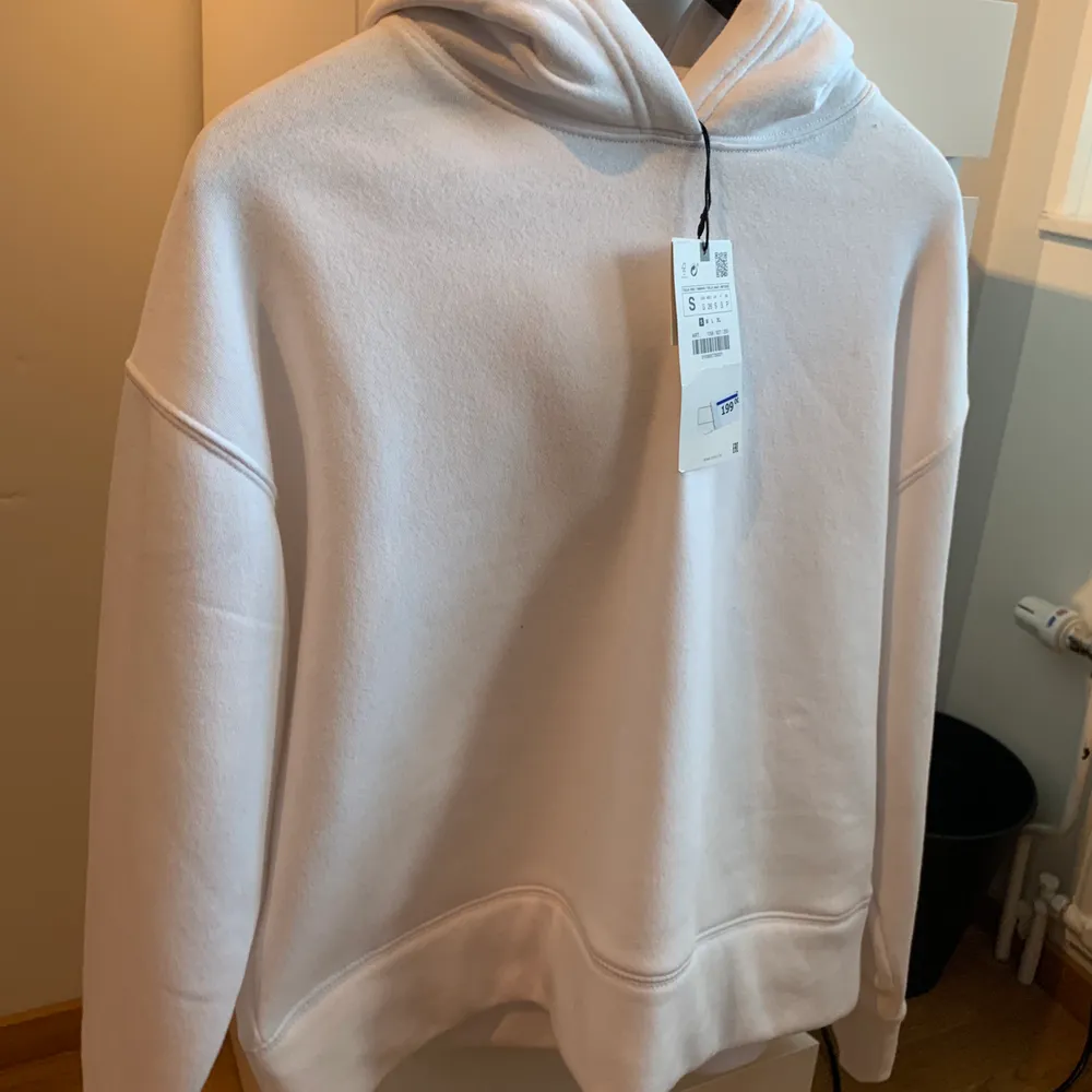 En vit hoodie från Zara, helt oanvänd för att jag tyckte inte att den passade på mig, väldigt simpel och går att styla till riktigt fint! Kan mötas upp i Stockholm  OBS MÖTER ENDAST UPP. Tröjor & Koftor.