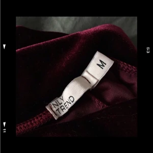 nellytrend - byxor - Använt en gång, säljer pga att jag bytt stil helt. Byxorna är i ett sammetsliknande material och är stretchiga i midjan och baken. Det finns även ett band som går att dra åt och knyta. Jag är 178cm lång och dessa sitter perfekt både i längd, runt midjan och baken. De är sjukt snygga till ett par klackar men funkar till sneakers också. Rekommenderar! (Frakt extrakostnad 60kr)