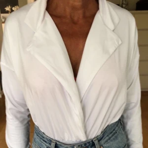 Vit body - Jättesnygg ”högmidjad” body med lång urringning från nakd