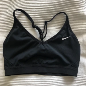 Träningstopp från Nike  - Knappt använd träningstopp från Nike. Säljer då den är för liten för mig, frakt tillkommer😊