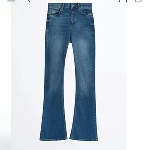Gina tricot petite bootcut jeans - Säljer mina natasha petite bootcut jeans pga att dom är för små. Har klippt hålen själv. Använda kanske 2-3 gånger. Någon cm för långa för mig som är runt 155cm. Står storlek M men dom är små i storleken så skulle säga att dom passar en liten M eller en S. Köpta för 399. Säljer för 100kr+frakt. Kan mötas upp i Skåne också☺