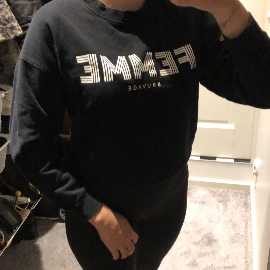 Svart tjocktröja med tryck - 91