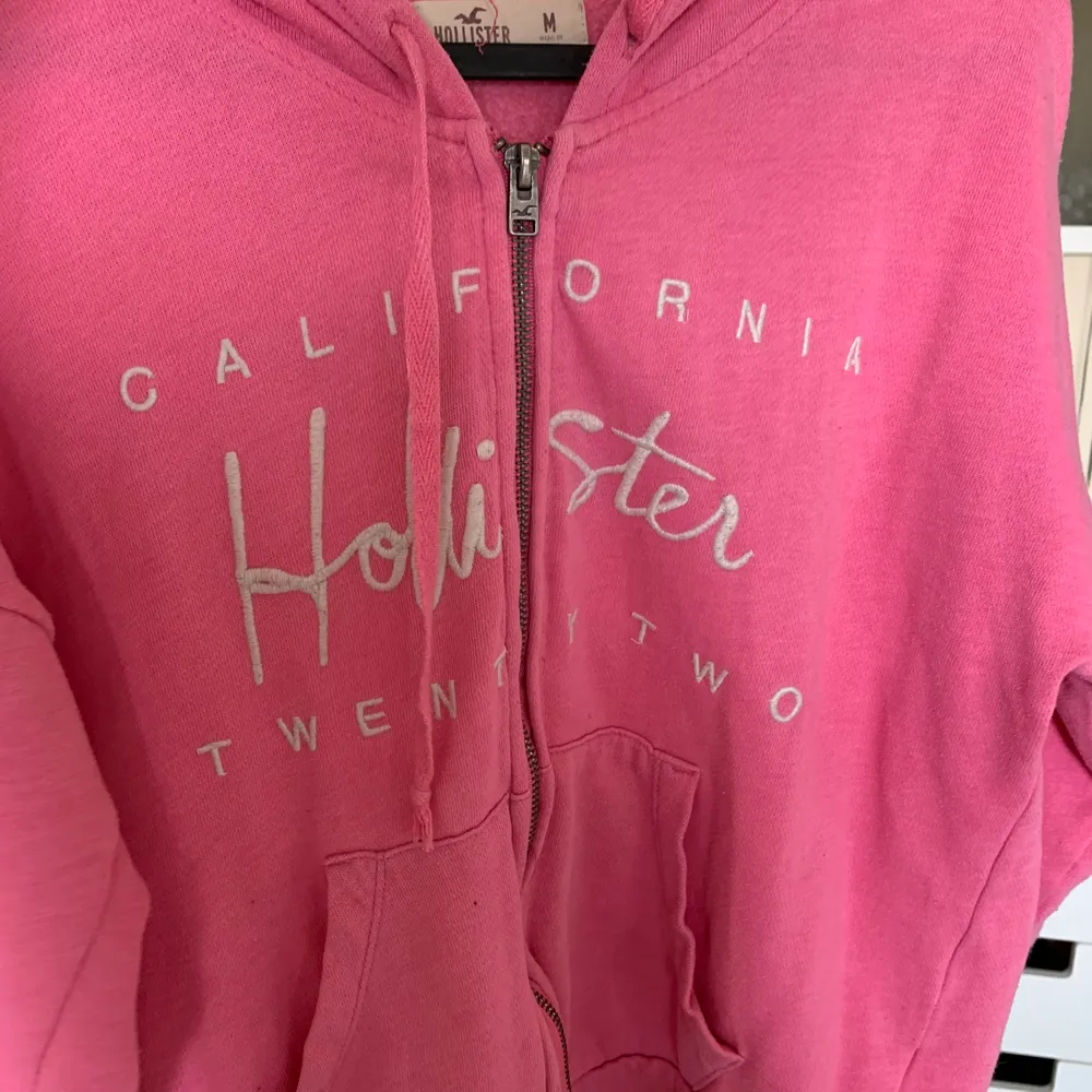 hoodie/sweatshirt i såå skönt material!! men den används tyvärr inte av mig längre🥰. Hoodies.